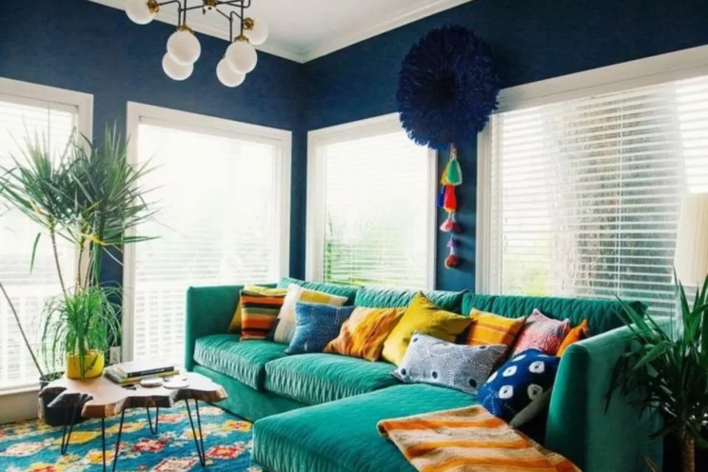 Sofá colorido com almofadas em padrões coordenados para uma sensação de coesão.